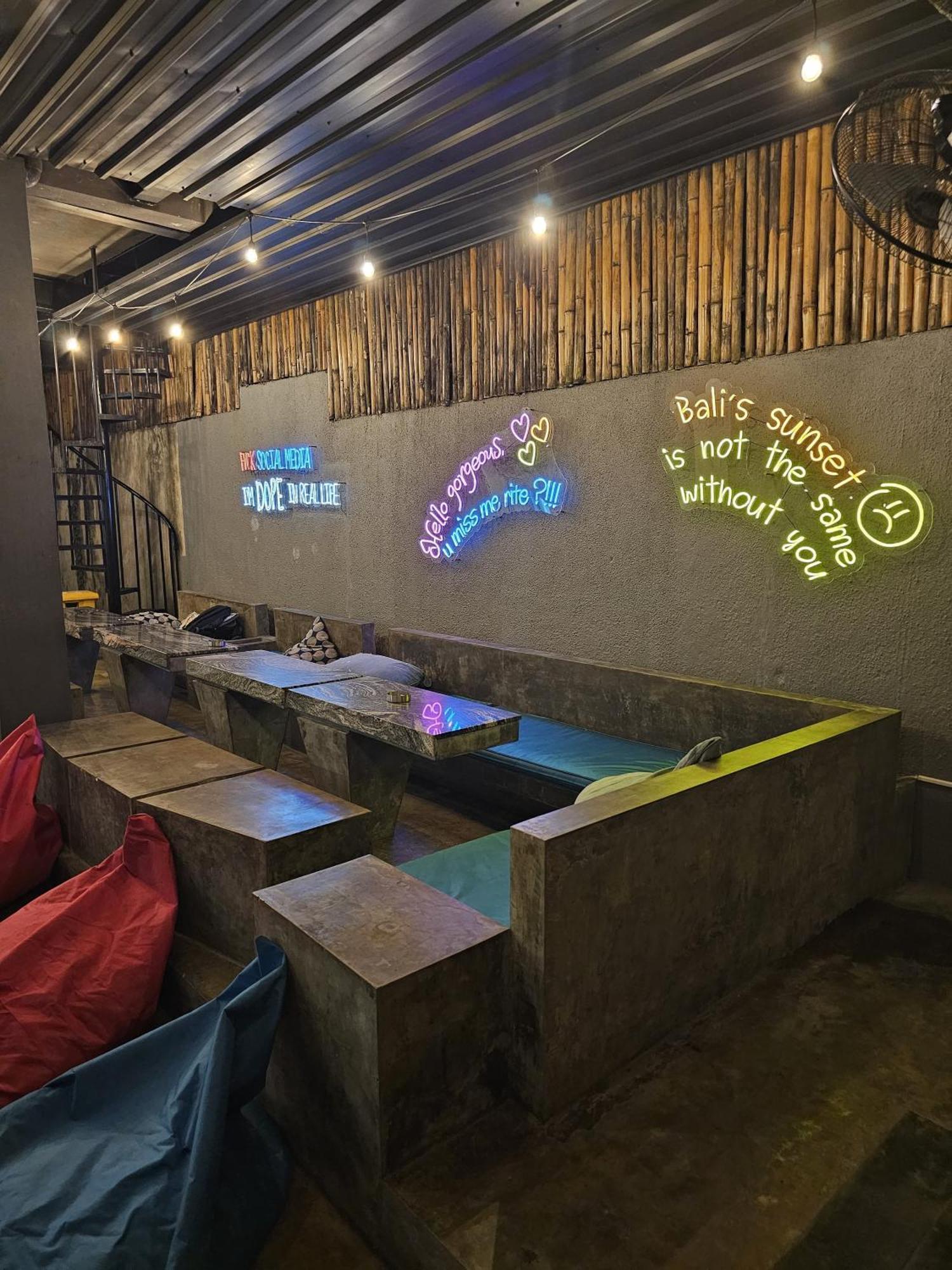 Hostel Stellar Capsules Seminyak Exteriér fotografie The interior of a restaurant in Bali
