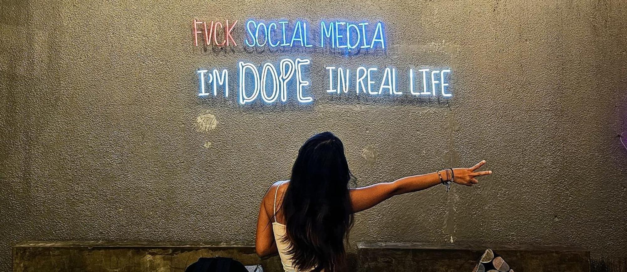 Hostel Stellar Capsules Seminyak Exteriér fotografie A woman in front of a neon sign