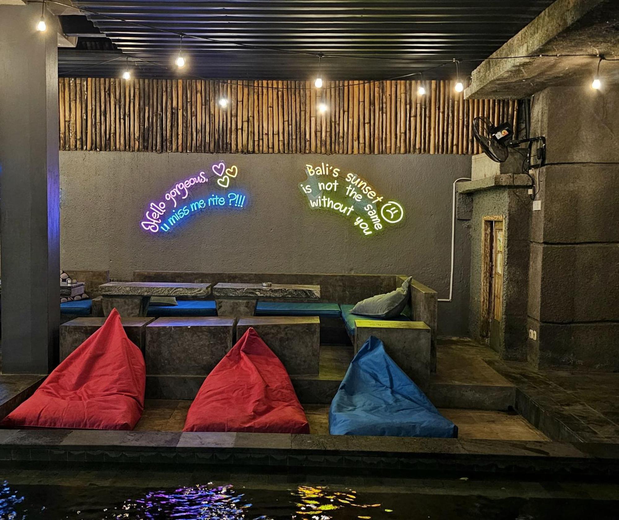 Hostel Stellar Capsules Seminyak Exteriér fotografie Bean bag chairs at a cafe in India
