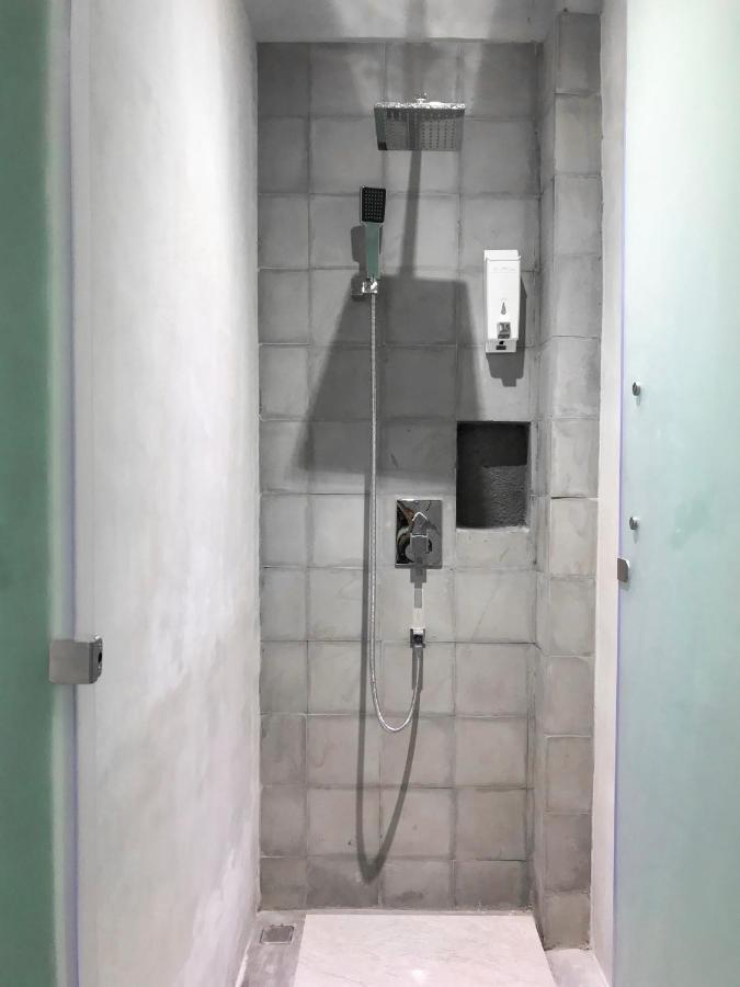 Hostel Stellar Capsules Seminyak Exteriér fotografie A shower