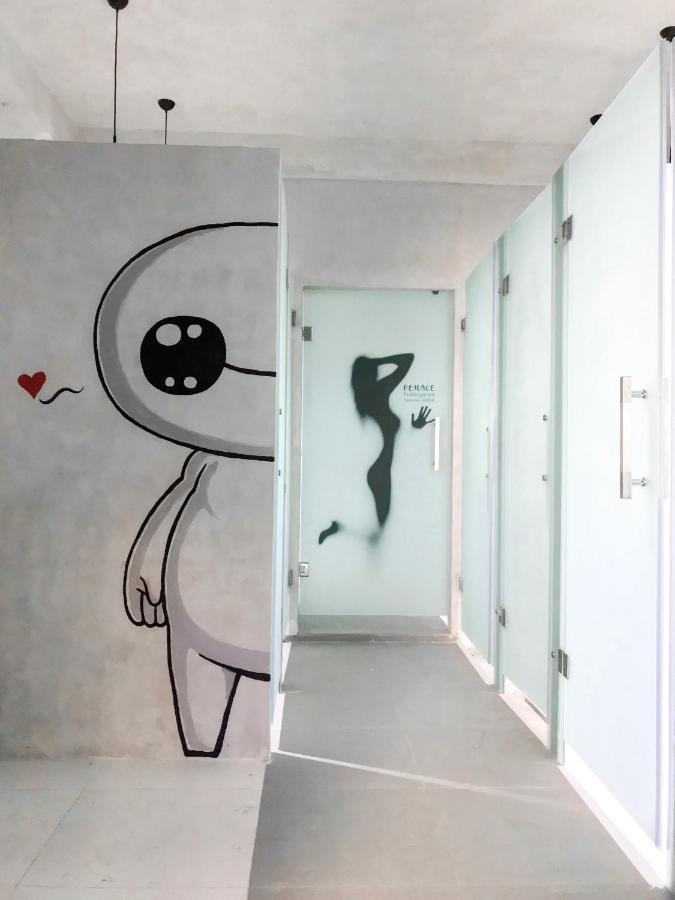 Hostel Stellar Capsules Seminyak Exteriér fotografie The interior of the toilets at the station