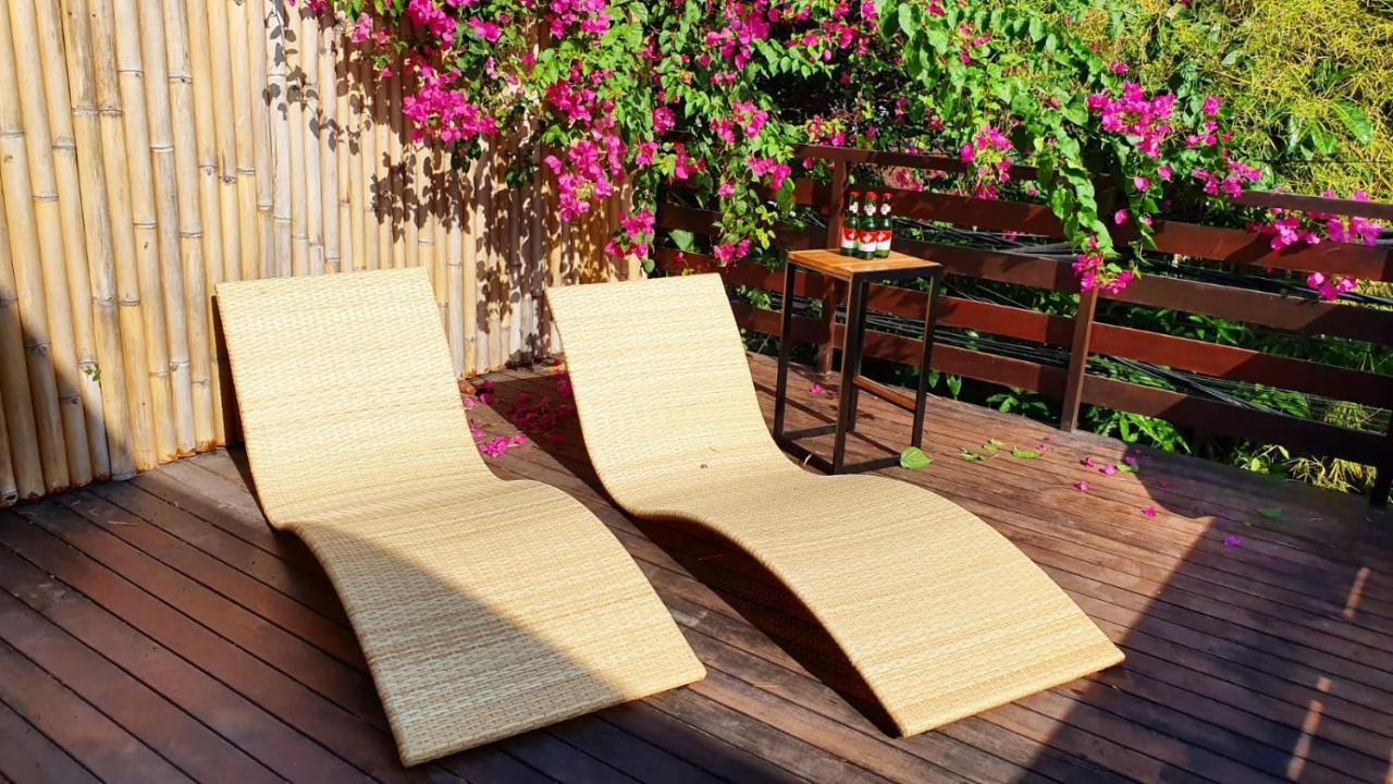 Hostel Stellar Capsules Seminyak Exteriér fotografie A pair of chaise longues