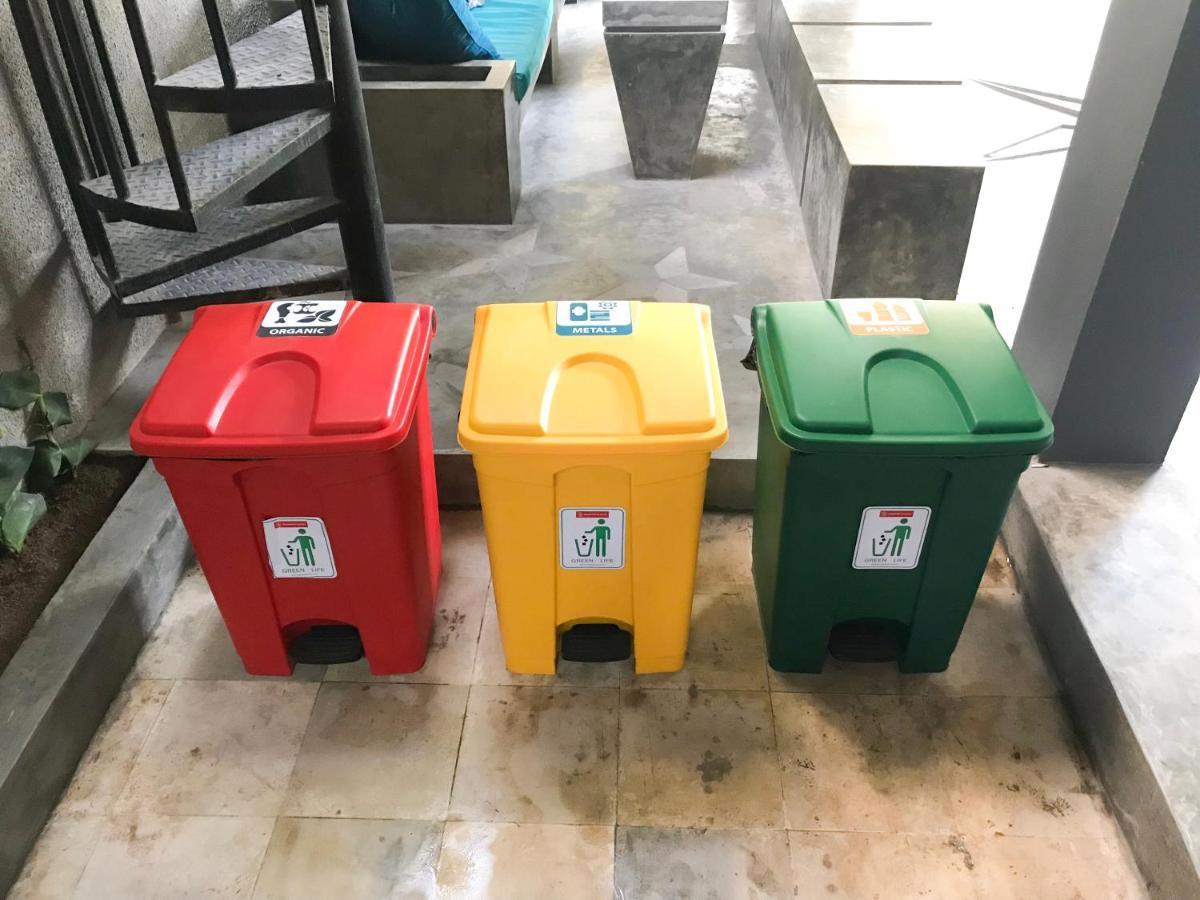 Hostel Stellar Capsules Seminyak Exteriér fotografie Waste bins for recycling in a university