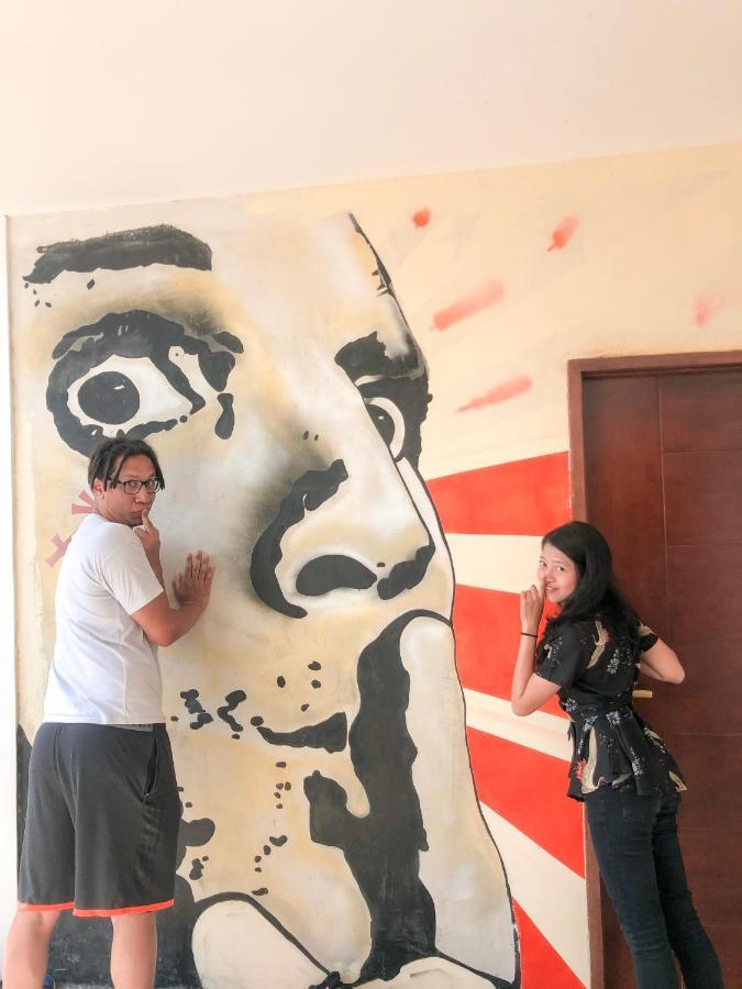 Hostel Stellar Capsules Seminyak Exteriér fotografie Visitors at the museum
