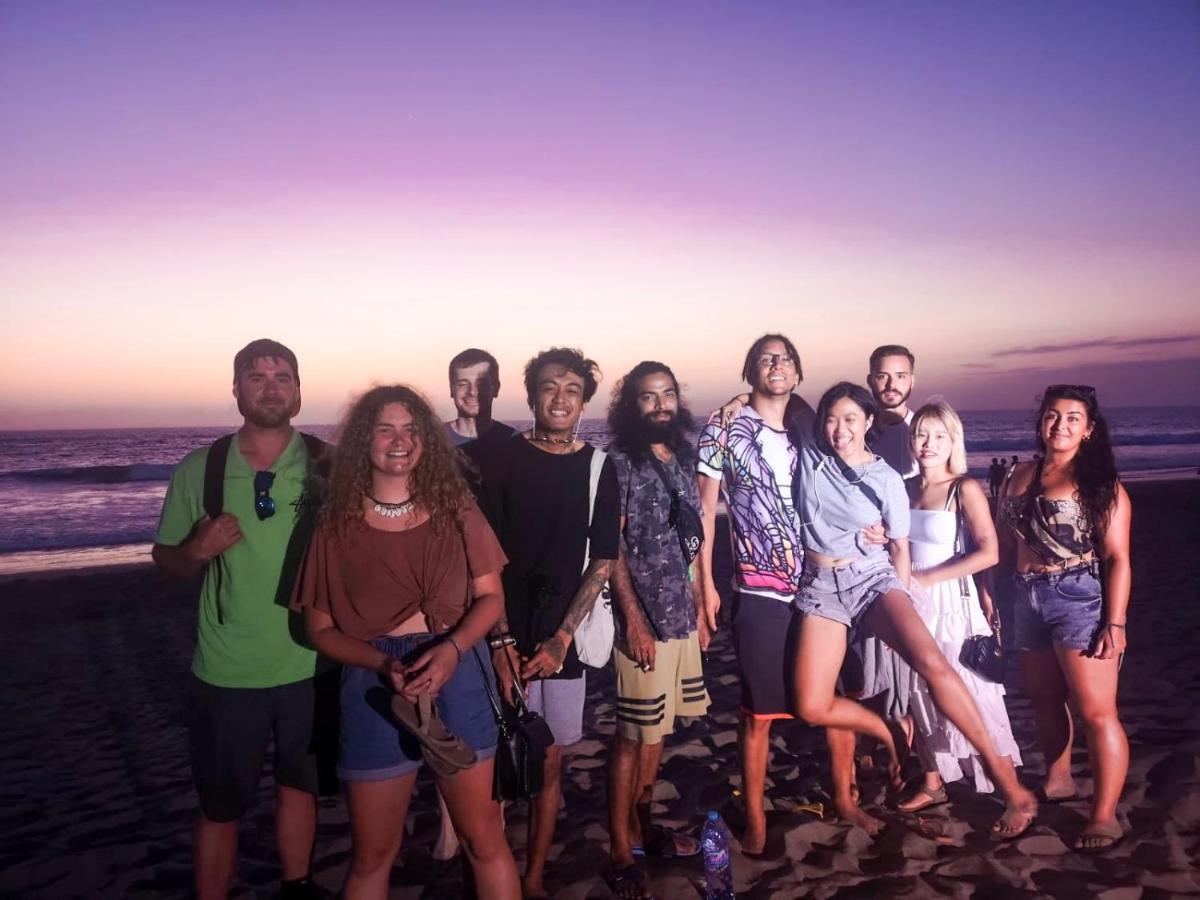 Hostel Stellar Capsules Seminyak Exteriér fotografie The cast of the film