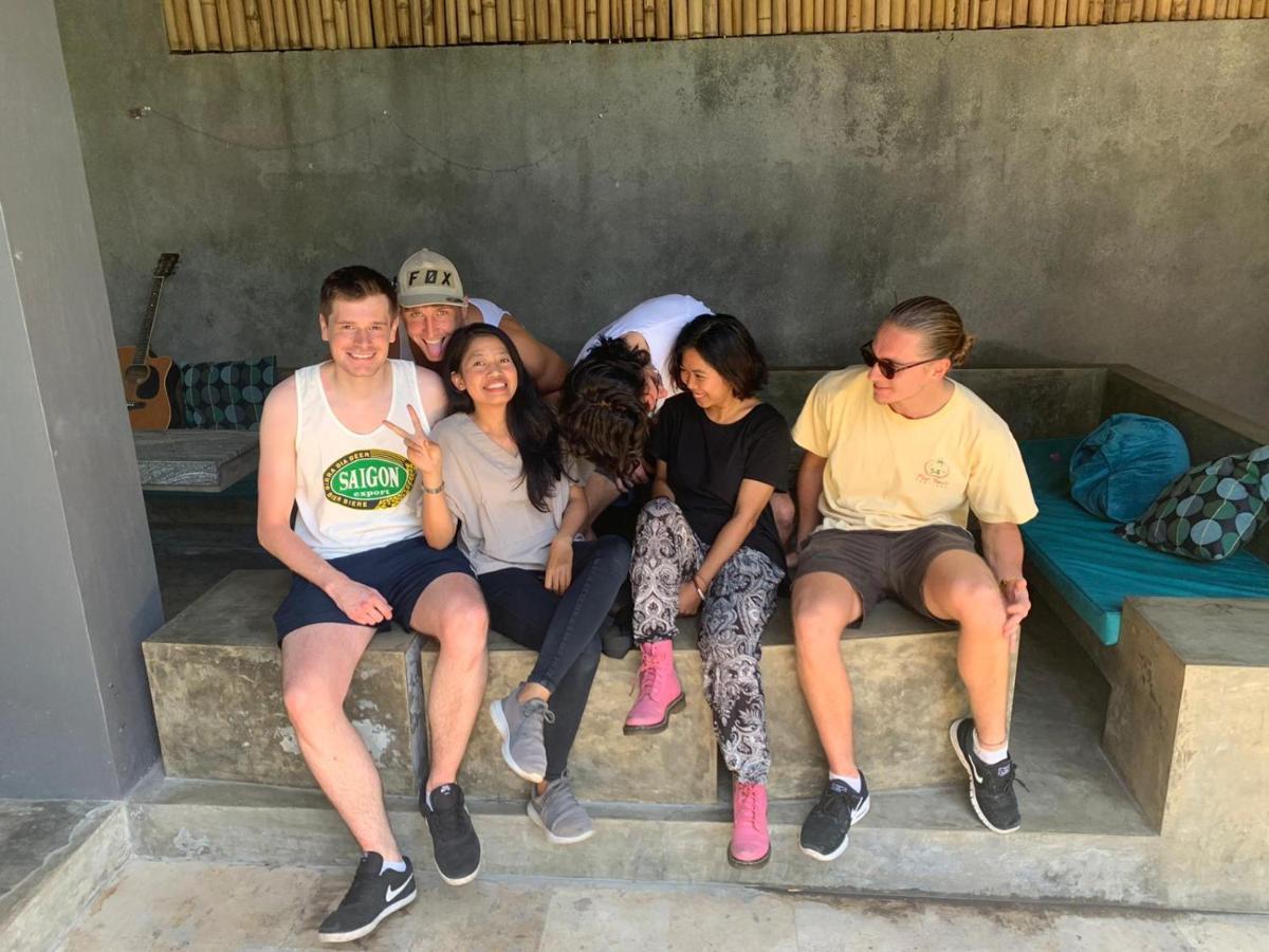 Hostel Stellar Capsules Seminyak Exteriér fotografie A group of students from the University of California, Irvine at the 2018 Global Challenges Conference