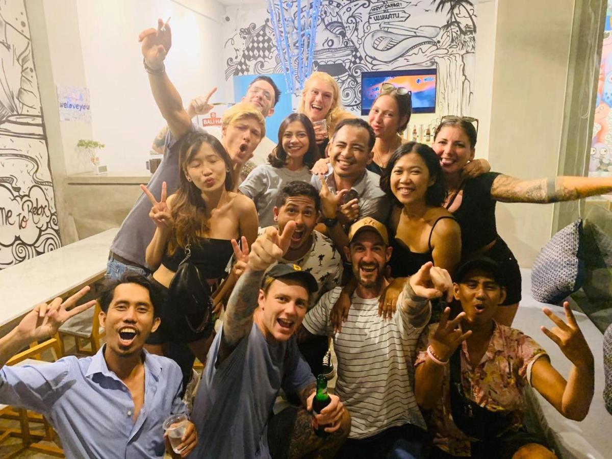 Hostel Stellar Capsules Seminyak Exteriér fotografie The cast of The Real L Word