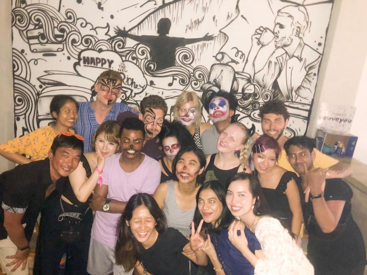 Hostel Stellar Capsules Seminyak Exteriér fotografie The 2019-2020 board of the Queer Student Union