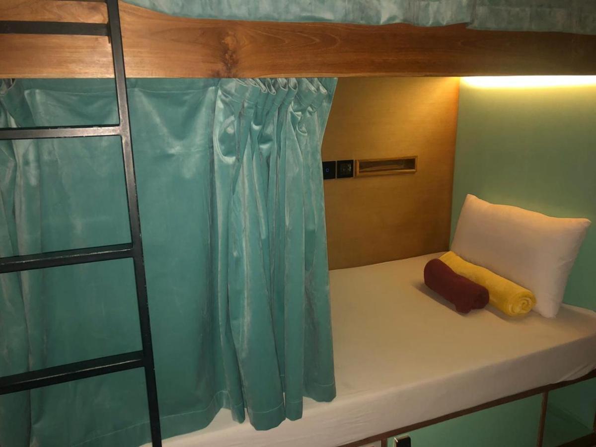 Hostel Stellar Capsules Seminyak Exteriér fotografie A bunk bed in a hostel