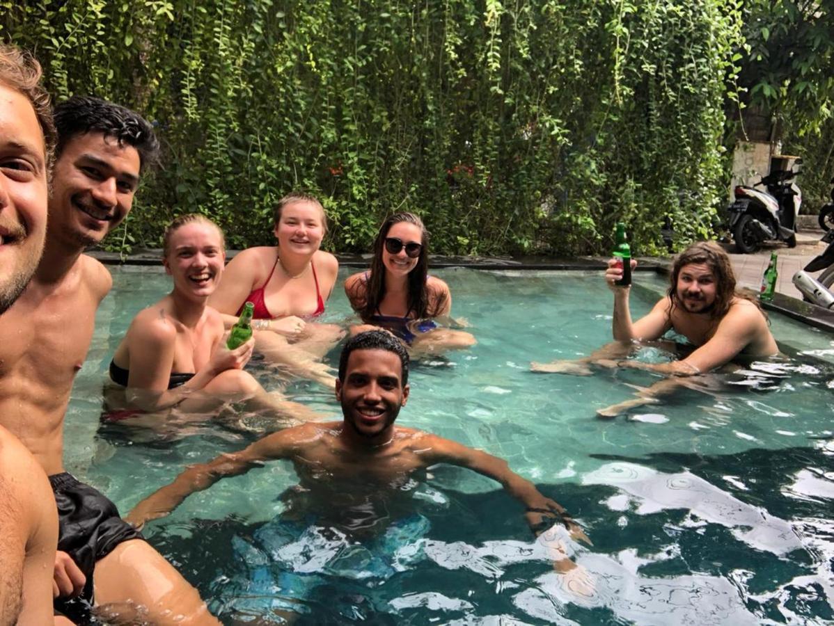 Hostel Stellar Capsules Seminyak Exteriér fotografie A group of tourists in Bali