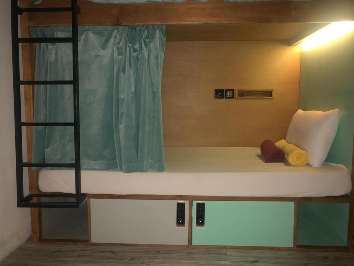 Hostel Stellar Capsules Seminyak Exteriér fotografie A bunk bed