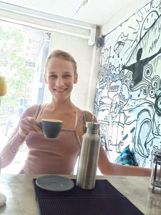 Hostel Stellar Capsules Seminyak Exteriér fotografie A woman drinking coffee