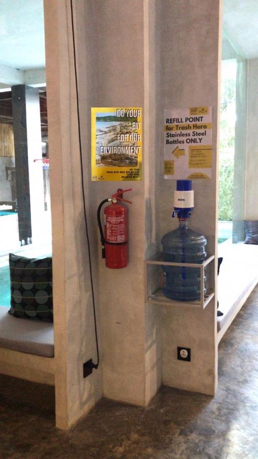 Hostel Stellar Capsules Seminyak Exteriér fotografie A fire extinguisher in a public place