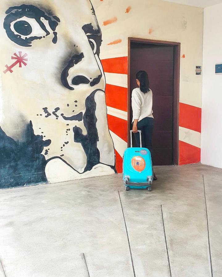 Hostel Stellar Capsules Seminyak Exteriér fotografie A woman with a suitcase