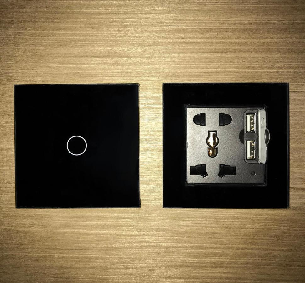 Hostel Stellar Capsules Seminyak Exteriér fotografie A wall-mounted USB charger