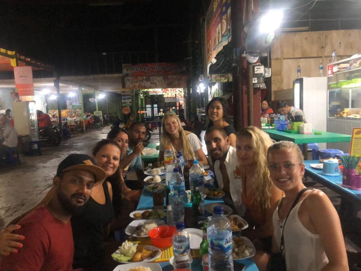 Hostel Stellar Capsules Seminyak Exteriér fotografie Foreign tourists at a restaurant in Phnom Penh